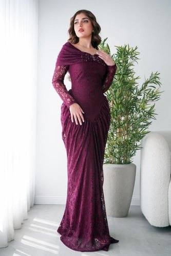 فستان سهرة برغندي أوف شولدر بتفاصيل دانتيل فاخرة