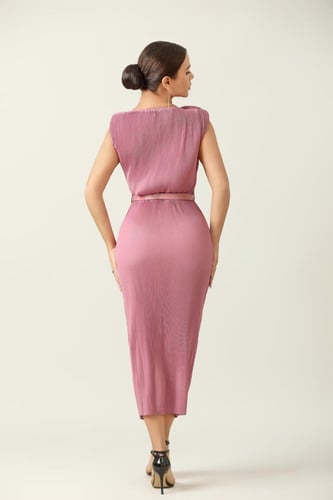 فستان وردي بلاسية مع فيونكة على الكتف