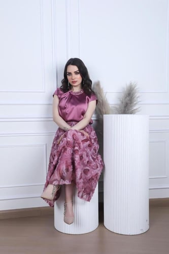 طقم قطعتين بلوزه حرير علا فصوص ع العنق وتنوره قصير