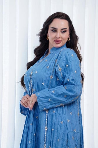 جلابية كويتية لون سماوي مزينة بتطريز وترتر