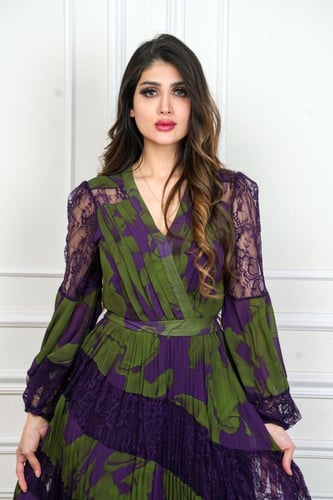 فستان ناعم شيفون مموج مع دانتيل