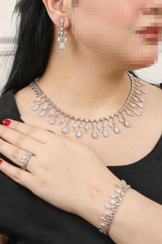 طقم اكسسوار مكون من اربع قطع زركون فاخر بفصوص هدب...