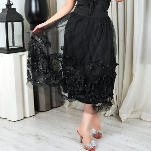 طقم أسود فاخر بكشاكش وتطريز زهور بارزة