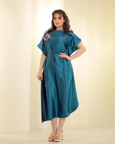 فستان بناتي أنيق بتطريز ورد وحزام خصر