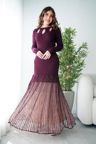 فستان شتوي عنابي أنيق بتصميم انيق وتفاصيل بليسيه ش...