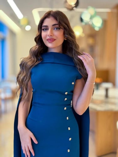فستان ناعم كريب أزرق فاخر بوشاح خلفي مزين ب ازرار...