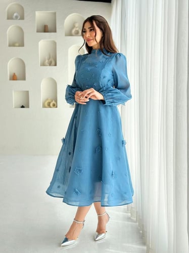 فستان ميدي قماش اورجانزا مزين بورود ثلاثية الابعاد...