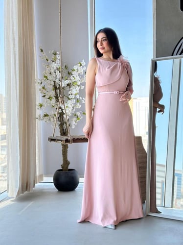 فستان طويل قماش كريب بقصة على الصدر بالاضافه كلفه...