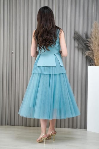 طقم نسائي لون سماوي جاكيت وتنورة تل