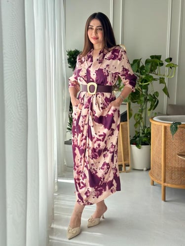 فستان قماش حرير مزين بنقوش منقش وبجيوب وحزام