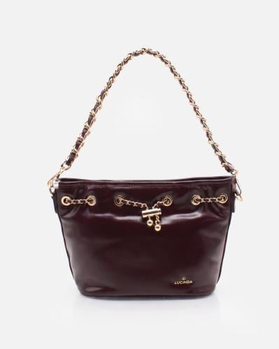 Women's shoulder bag in shiny burgundy with a metal chain and long strap