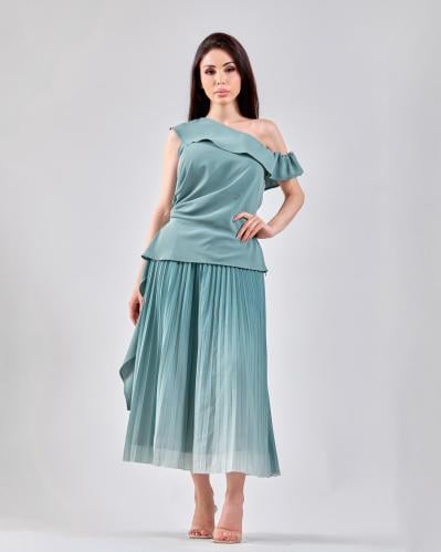 طقم أنيق ببلوزة كتف واحد وتنورة بليسيه