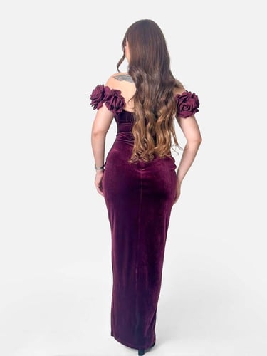 فستان سهرة مخمل لون عنابي مزين بورود ثلاثية الابعا...