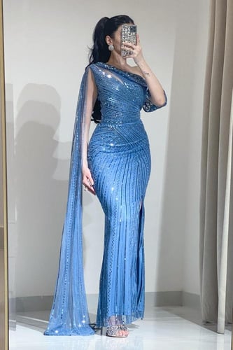 فستان سهرة طويل مزين بشك وترتر يدوي وفتحة جانبية و...