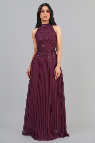 فستان سهرة طويل مطرز بكريستال وكسرات ناعمة