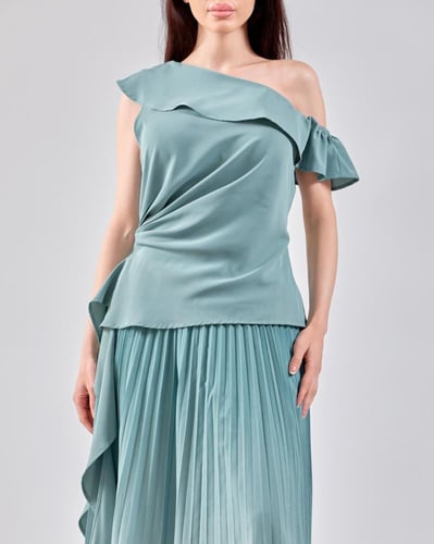 طقم أنيق ببلوزة كتف واحد وتنورة بليسيه