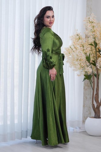 فستان ناعم طويل لون اخضر ستان حرير مكسر اكمام طويل...