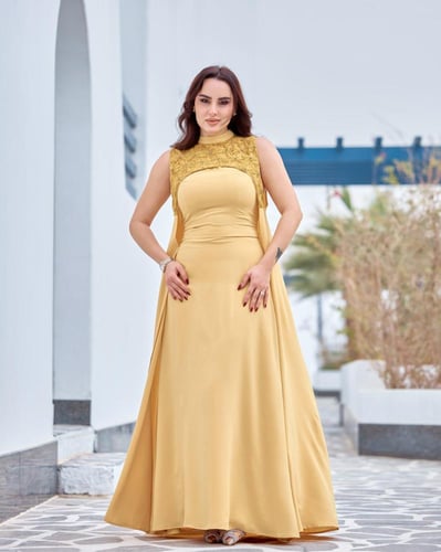 جلابية أنيقة مطرزة بكريستال سواروفسكي بنقشة ورد فا...