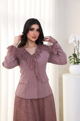 طقم نسائي لون بني جاكيت وتنورة دانتيل