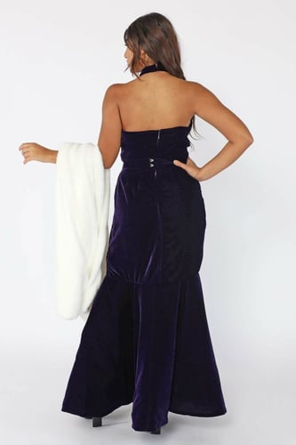 فستان موف طويل مخمل اوف شولدر مع شال فرو أبيض