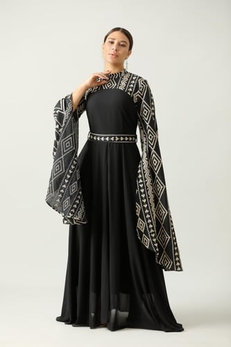 جلابية اسود طويله اكمام طويل نقشة على الصدر والاكم...