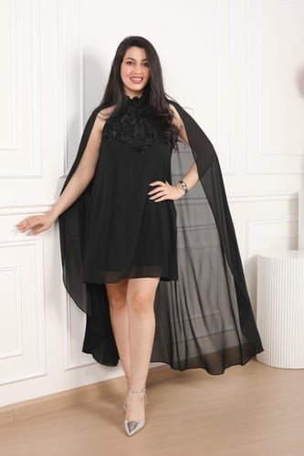 فستان قصير شيفون بقطعة قماش طويلة من الخلف وعلى ور...