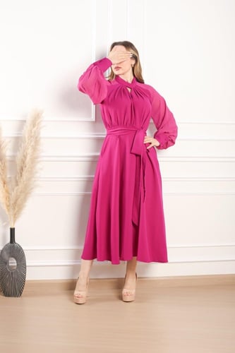 فستان فوشي كريب اكمام طويلة بتصميم مميز قطعة فاخرة