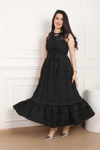 فستان ميدي قماش كريب جوبير الصدر مخرم طبقات من الا...