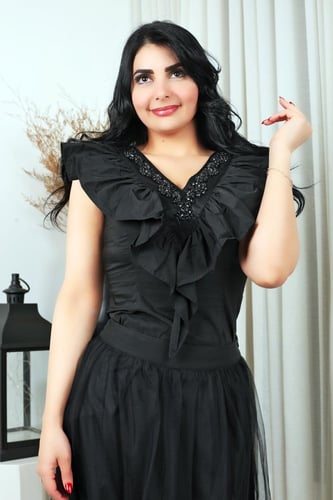 طقم أسود فاخر بكشاكش وتطريز زهور بارزة