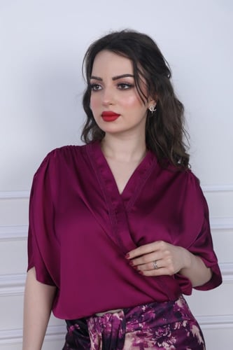 طقم قطعتين بلوزه قماش ستان لف على زم اكمام قصيرة و...