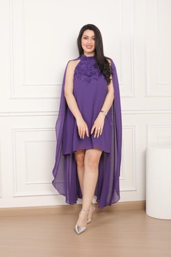 فستان قصير شيفون بقطعة قماش طويلة من الخلف وعلى ور...