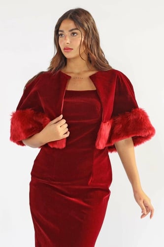 طقم فستان طويل عنابي مخمل مع جاكيت قصيرة بأطراف فر...