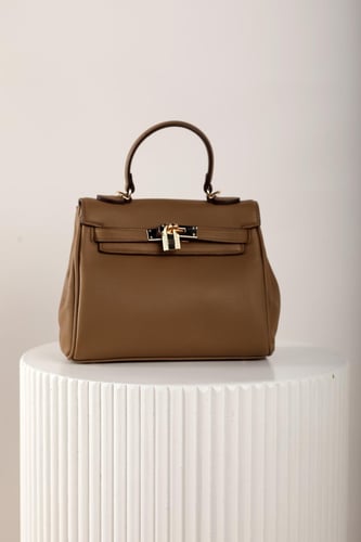 شنطة نسائي بتصميم مميز وعصري مصنوعة من الجلد الفاخ...