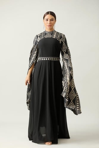 جلابية اسود طويله اكمام طويل نقشة على الصدر والاكم...