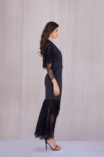 فستان أسود طويل كريب مع أطراف دانتيل وحزام كريستال