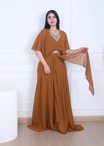 فستان شيفون سهره لون بني مزين بشك واكسسوار