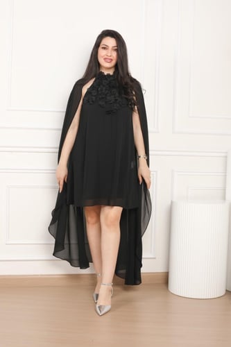 فستان قصير شيفون بقطعة قماش طويلة من الخلف وعلى ور...