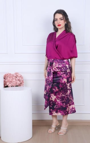 طقم قطعتين بلوزه قماش ستان لف على زم اكمام قصيرة و...