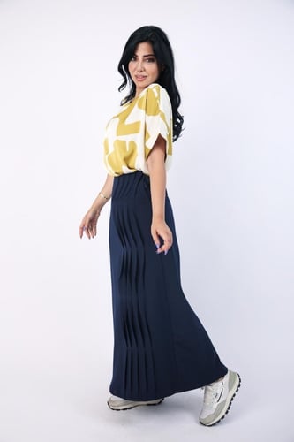 تنورة طويلة كحلي قصة واسعة مزينة بكسرات من الأمام