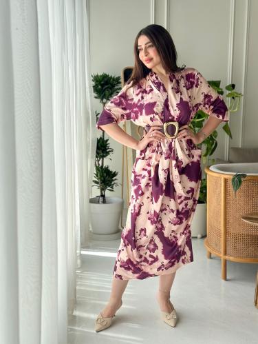 فستان قماش حرير مزين بنقوش منقش وبجيوب وحزام