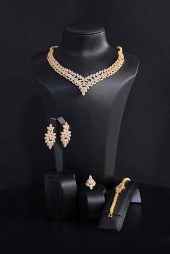طقم إكسسوارات نسائي ذهبي بتصميم ملكي