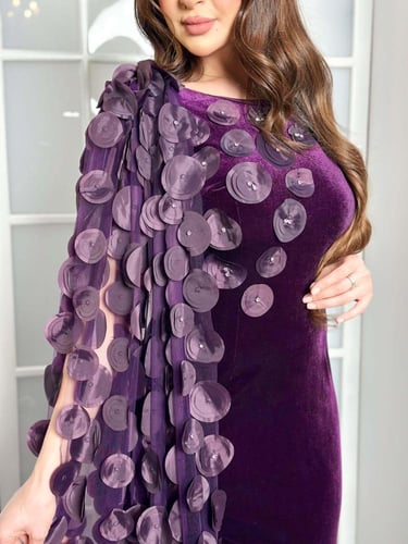 فستان سهرة طويل مخمل لون بنفسجي بقطعة منسدلة