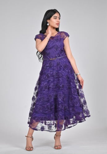 فستان سهرة ميدي دانتيل على ورود شيفون راقي