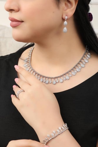 طقم اكسسوار زركون فاخر بتشكيلة مميزه مكون من 4قطع