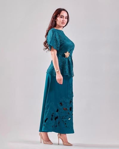 طقم دانتيل أنيق بتصميم راقٍ