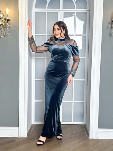 فستان سهرة مخمل اكمام شفافة مزينة بشك وترتر