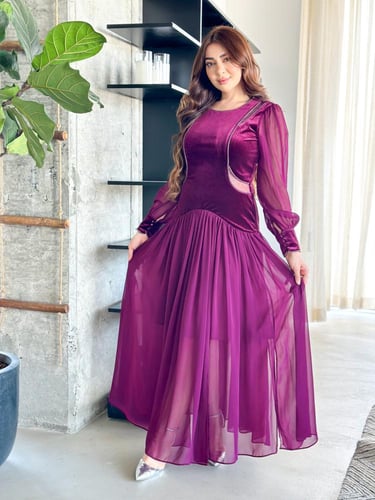 فستان سهرة مخمل وتل بأكمام شفافة وقصة أنيقة