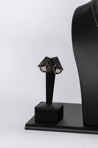 طقم اكسسوار ذهبي فاخر بتصميم عصري ومميز