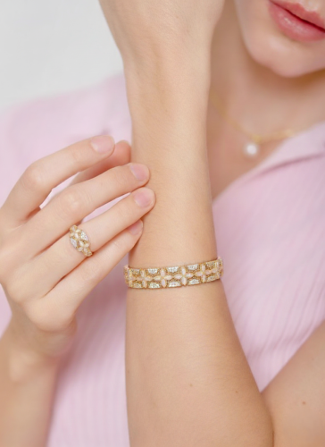 طقم إكسسوار ذهبي اسوارة وخاتم بتصميم زخارف مرصعة