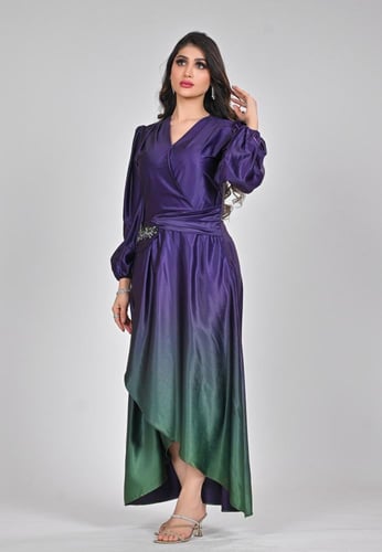 فستان ناعم طويل مزين بإكسسوار في الخصر والوان متدر...